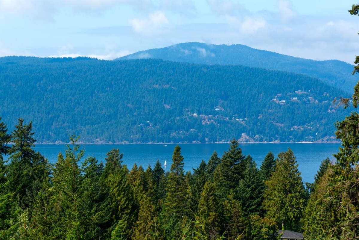 Kitchen Island Photo of 5480 Keith Road, West Vancouver, BC