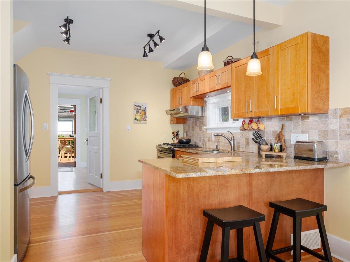 Breakfast Nook Photo of 848 E 6th Street, North Vancouver, BC