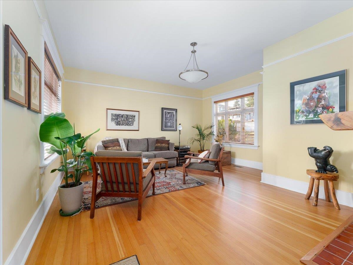 Kitchen Photo of 848 E 6th Street, North Vancouver, BC