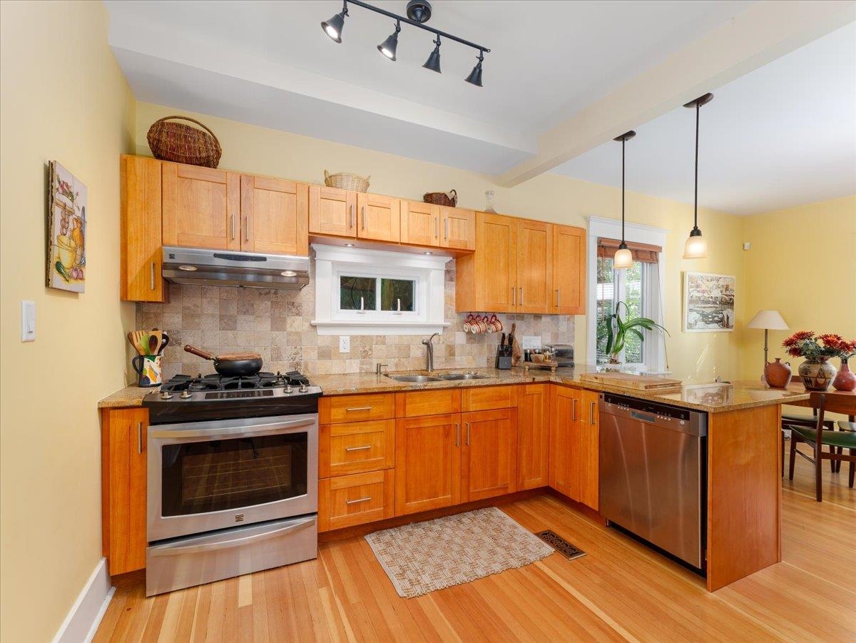 Primary Bedroom Photo of 848 E 6th Street, North Vancouver, BC