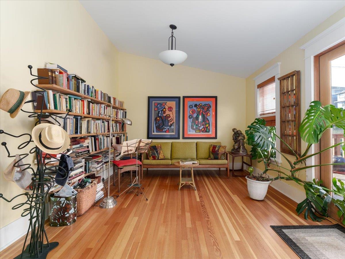 Walk-In Closet Photo of 848 E 6th Street, North Vancouver, BC