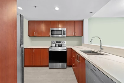 202 235 Guildford Way, Port Moody, BC, Port Moody — Apartment/Condo for sale