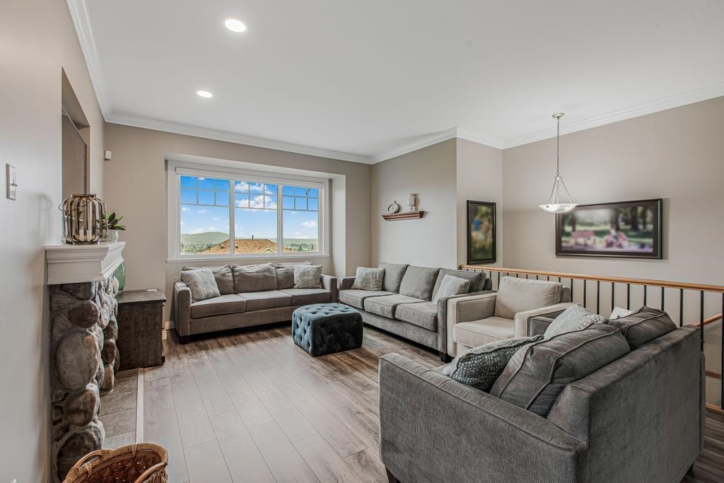 Kitchen Island Photo of 33591 12th Avenue, Mission, BC