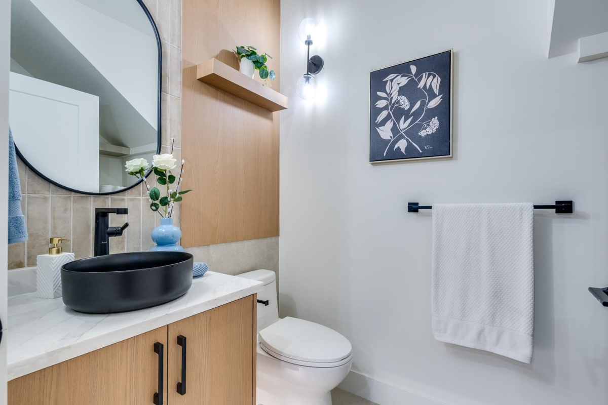 Primary Bathroom Photo of 1 2263 E 35th Avenue, Vancouver, BC