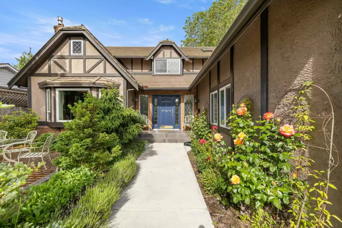 Living Room Photo of 643 Goldenrod Boulevard, Delta, BC