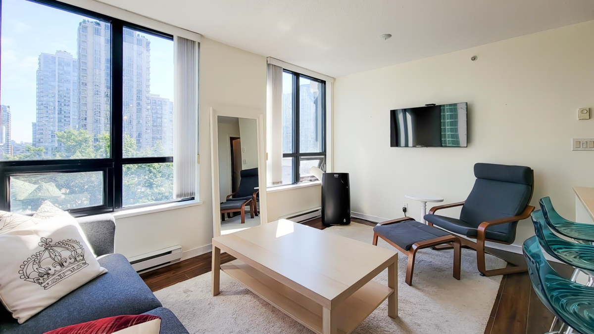 Kitchen Island Photo of 802 909 Mainland Street, Vancouver, BC