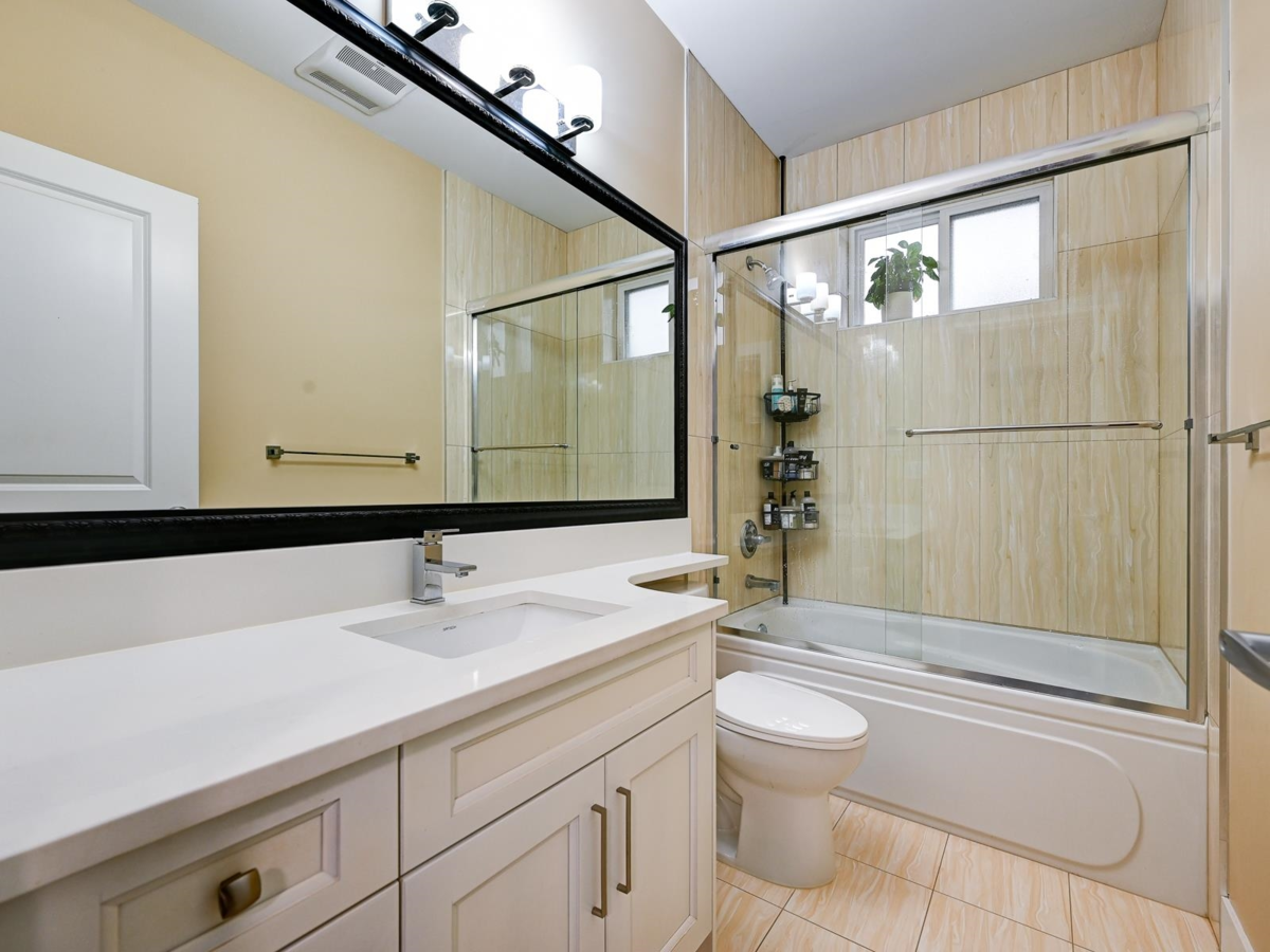 Mudroom Photo of 6050 Hardwick Street, Burnaby, BC