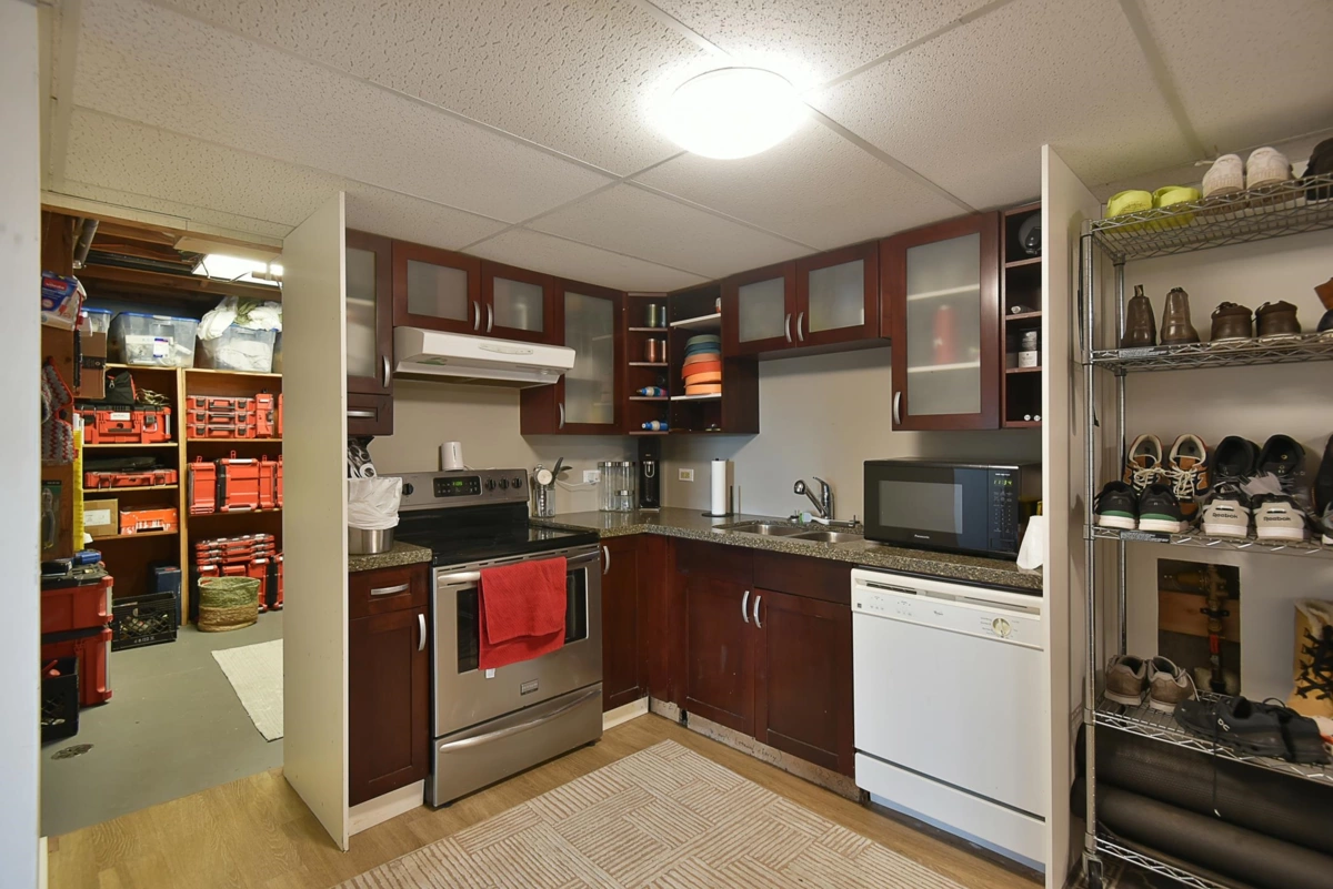 Guest Bathroom Photo of 482 Elphinstone Avenue, Gibsons, BC