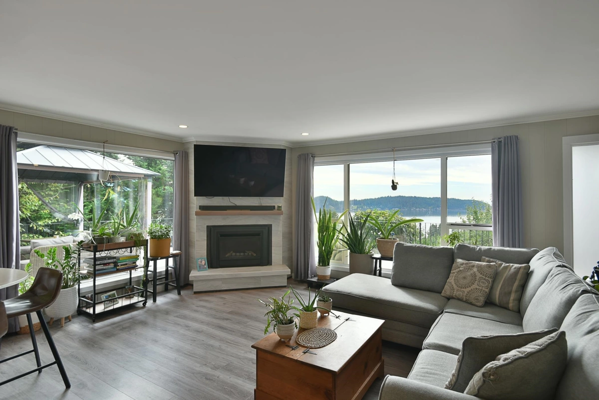 Kitchen Island Photo of 482 Elphinstone Avenue, Gibsons, BC