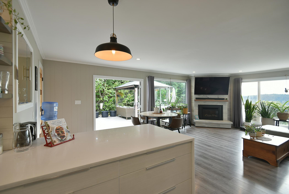 Kitchen Photo of 482 Elphinstone Avenue, Gibsons, BC