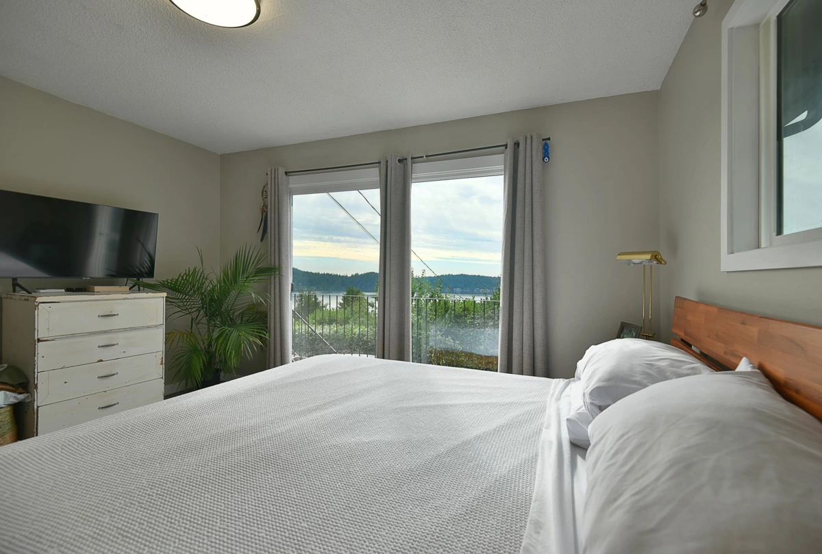 Primary Bathroom Photo of 482 Elphinstone Avenue, Gibsons, BC