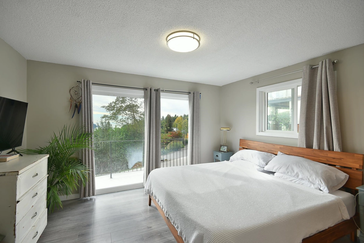 Primary Bedroom Photo of 482 Elphinstone Avenue, Gibsons, BC