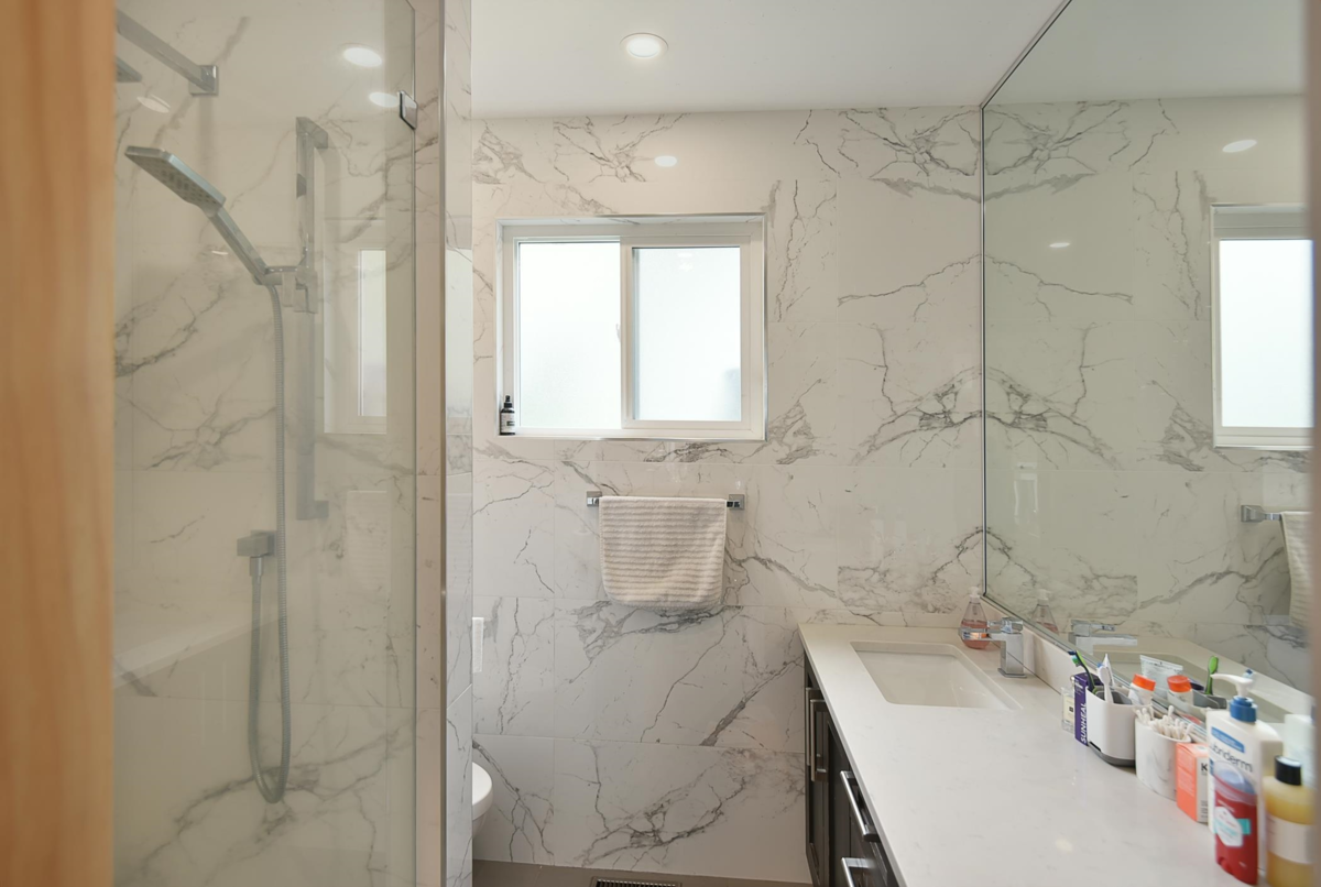 Walk-In Closet Photo of 482 Elphinstone Avenue, Gibsons, BC