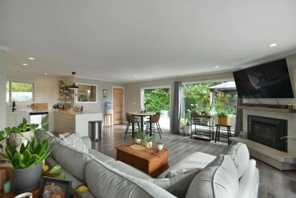 482 Elphinstone Avenue, Gibsons, BC, Gibsons — Single Family Residence for sale