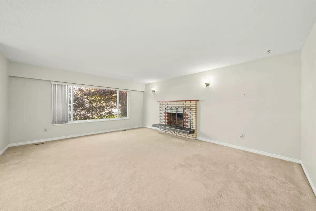 Family Room Photo of 12178 97 Avenue, Surrey, BC