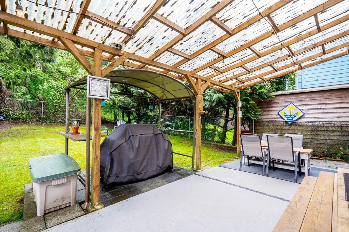 Entry Foyer Photo of 8370 Sheaves Road, Delta, BC