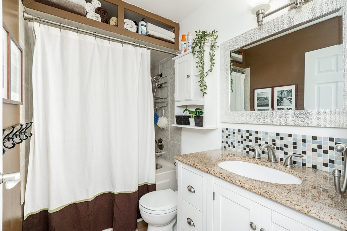 Laundry Room Photo of 8370 Sheaves Road, Delta, BC