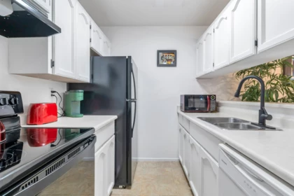 211 2239 152 Street, Surrey, BC, Sunnyside Park Surrey — 1 bed apartment/condo for sale