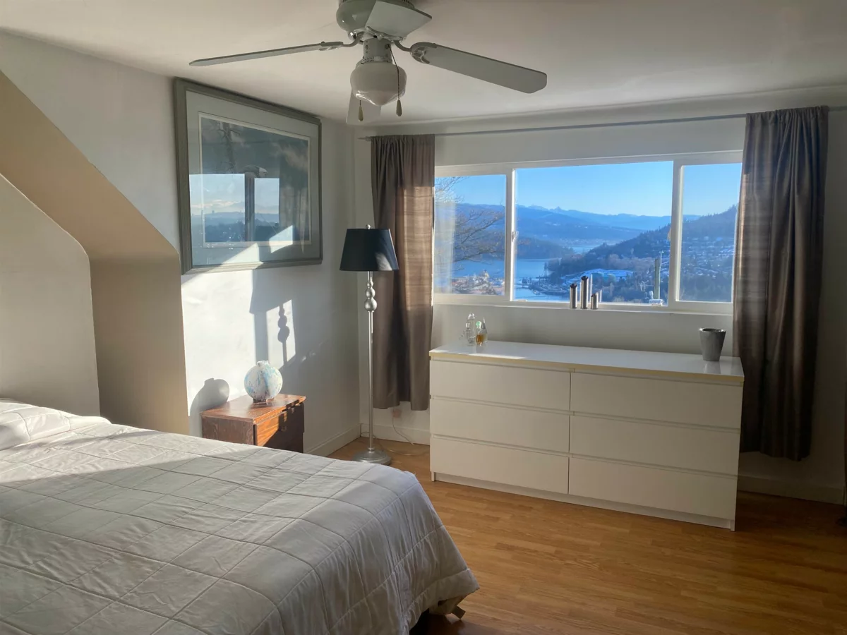 Entry Foyer Photo of 190 N Ellesmere Avenue, Burnaby, BC