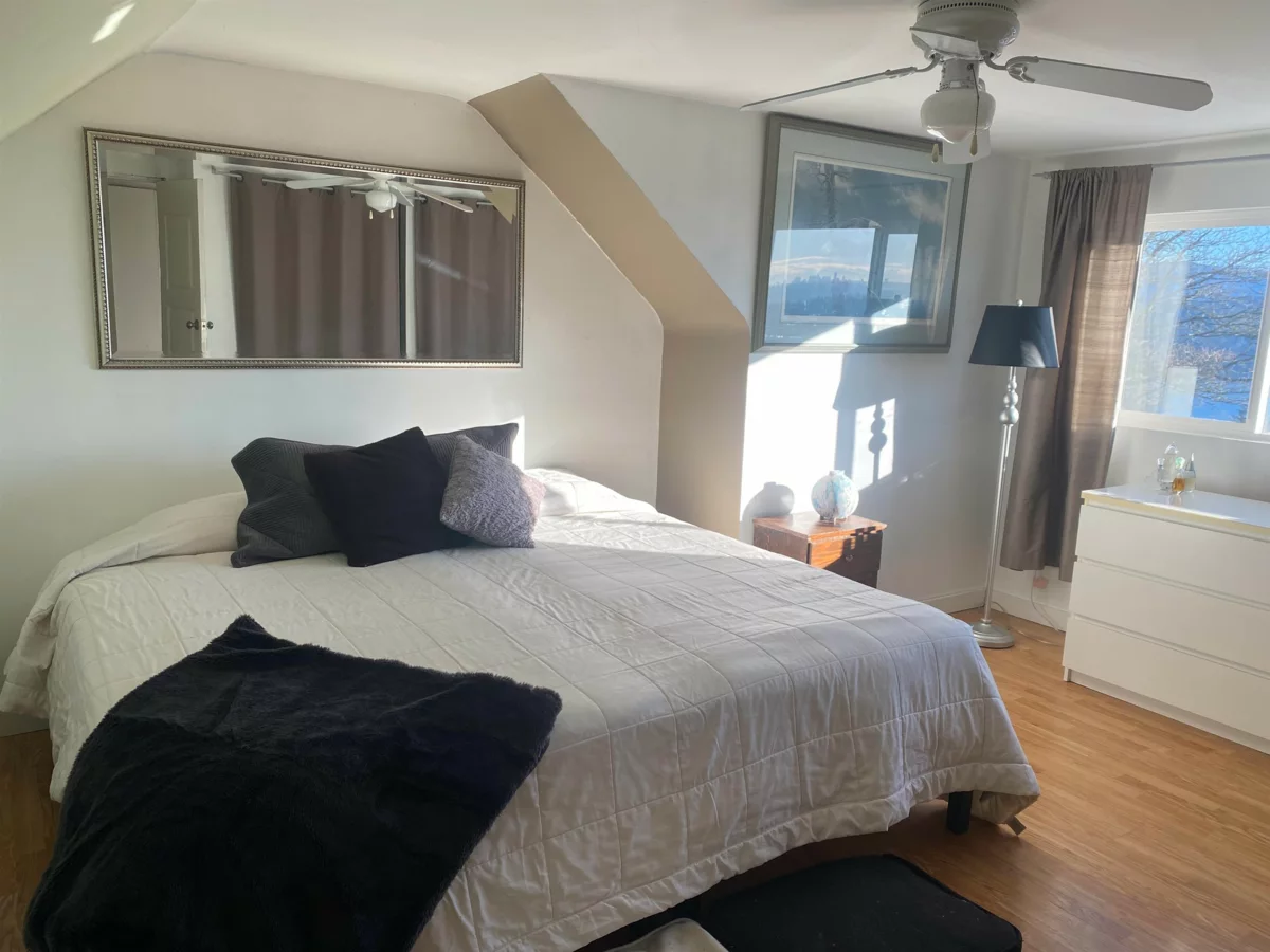 Hallway Photo of 190 N Ellesmere Avenue, Burnaby, BC