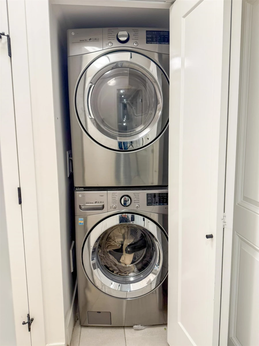 Entry Foyer Photo of 112 17578 57a Avenue, Surrey, BC