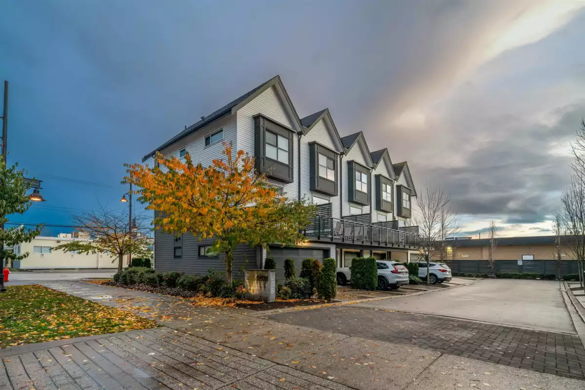 Family Room Photo of 112 17578 57a Avenue, Surrey, BC