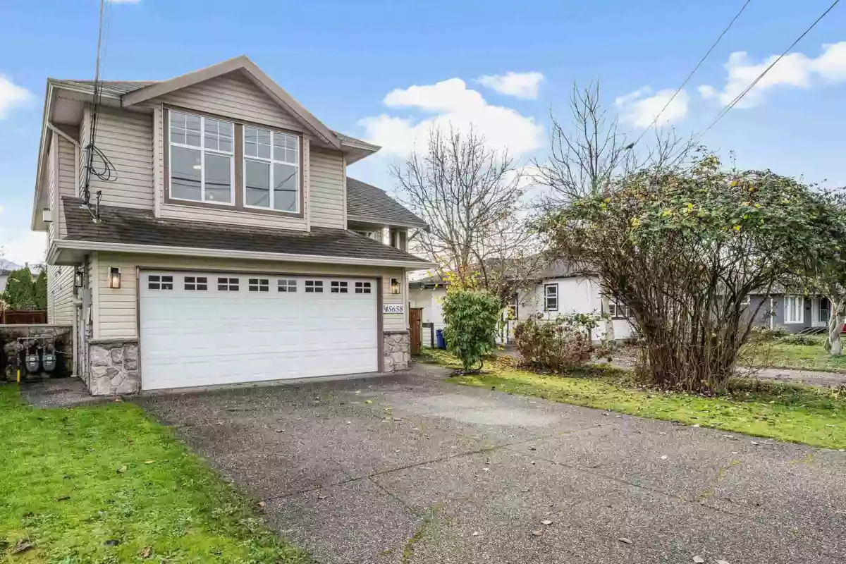 Kitchen Island Photo of B 45658 Lewis Avenue, Chilliwack, BC