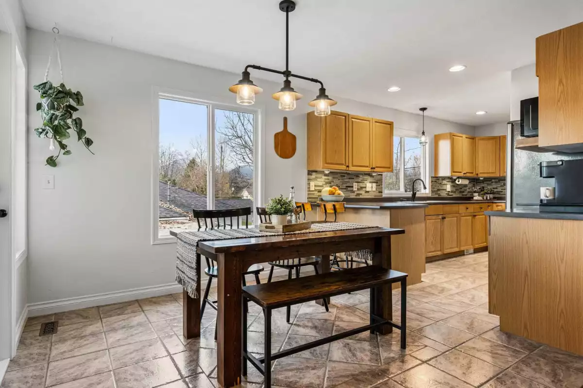 Living Room Photo of B 45658 Lewis Avenue, Chilliwack, BC