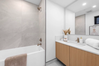 Hot Tub / Spa Photo of 1 4889 Moss Street, Vancouver, BC