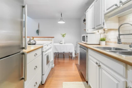 Kitchen Island Photo of 319 206 E 15th Street, North Vancouver, BC