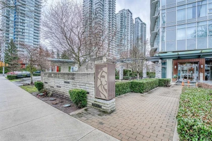 Front Yard Photo of 3608 4880 Bennett Street, Burnaby, BC