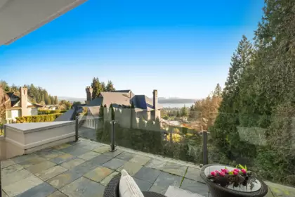 Powder Room Photo of 2490 Westhill Court, West Vancouver, BC