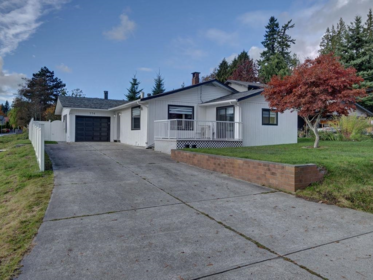 Hot Tub / Spa Photo of 776 Seacot Way, Gibsons, BC