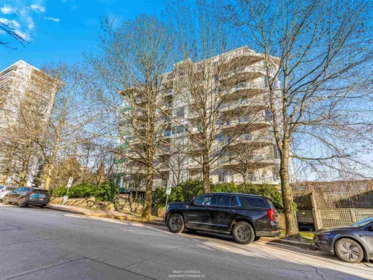 Front Yard Photo of 201 588 16th Street, West Vancouver, BC