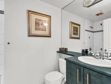 Kitchen Island Photo of 201 588 16th Street, West Vancouver, BC