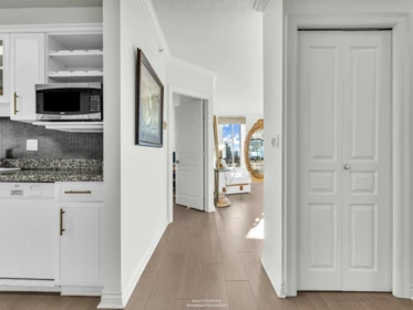 201 588 16th Street, West Vancouver, BC