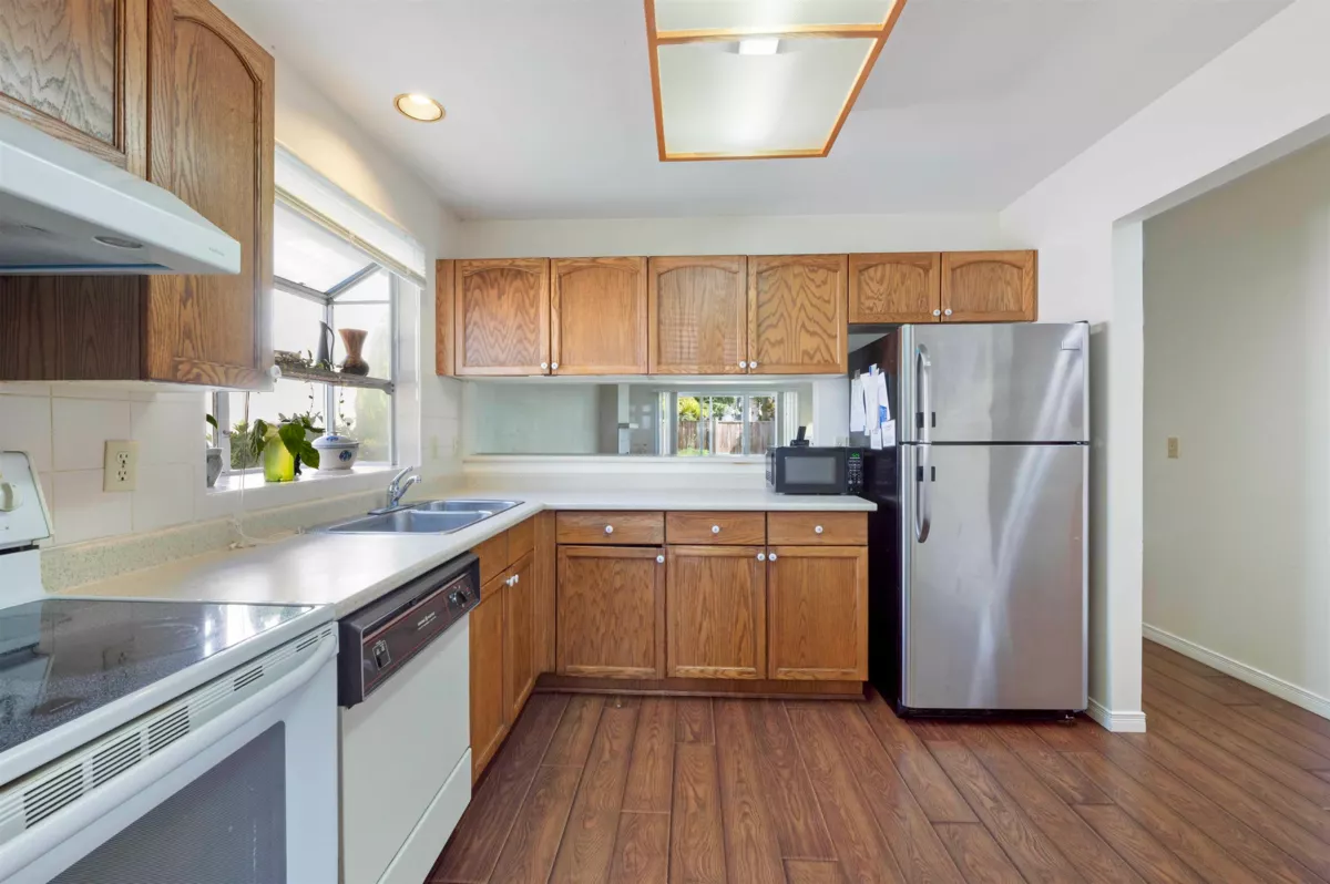 Kitchen Photo of 133 12233 92 Avenue, Surrey, BC