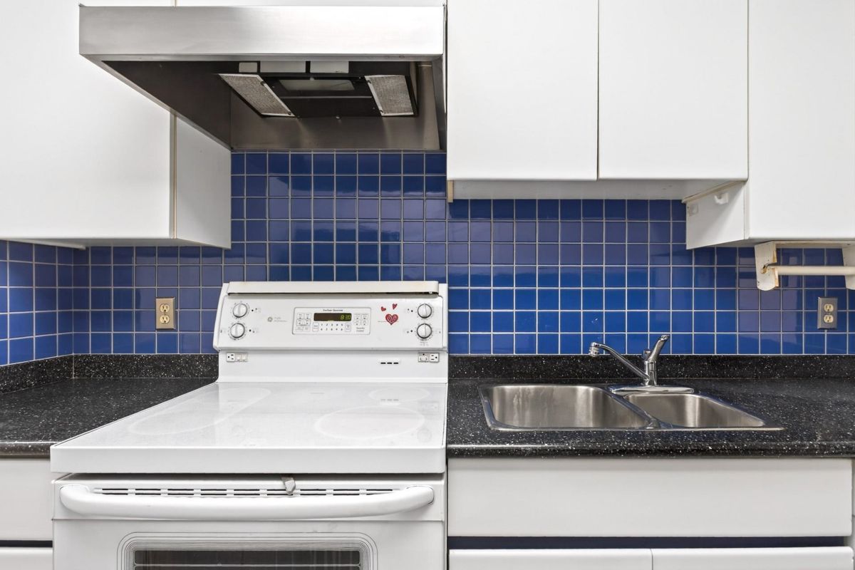 Guest Bathroom Photo of 504 2024 Fullerton Avenue, North Vancouver, BC