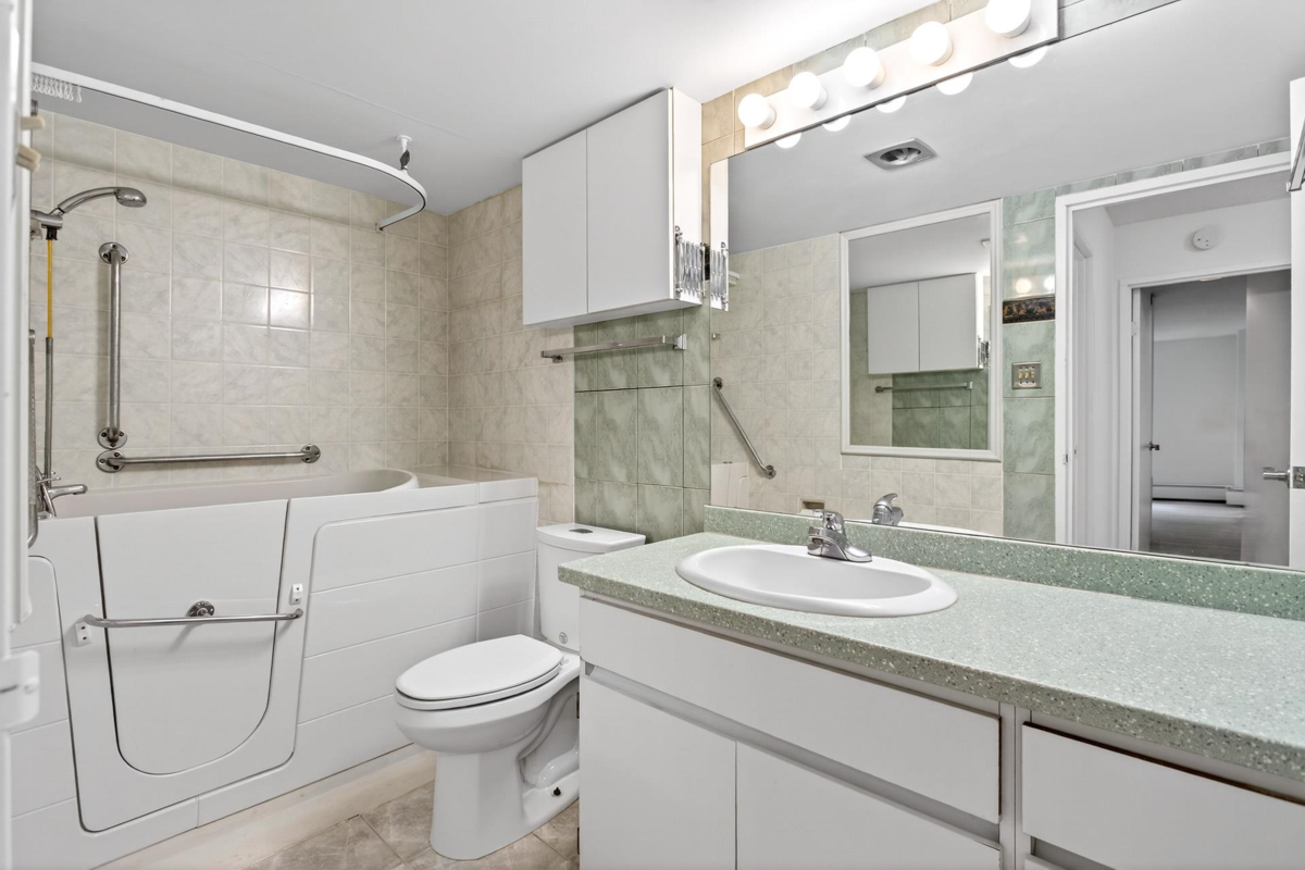 Hot Tub / Spa Photo of 504 2024 Fullerton Avenue, North Vancouver, BC