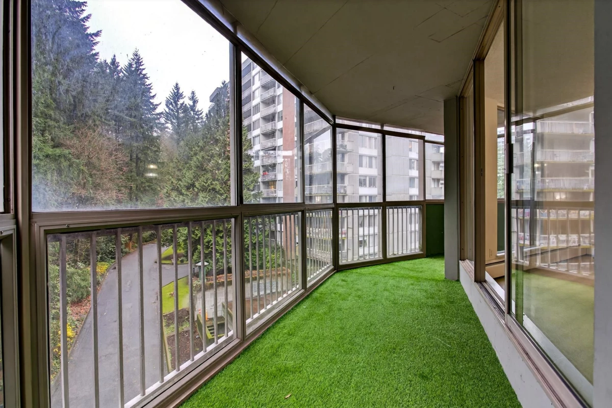 Kitchen Island Photo of 504 2024 Fullerton Avenue, North Vancouver, BC
