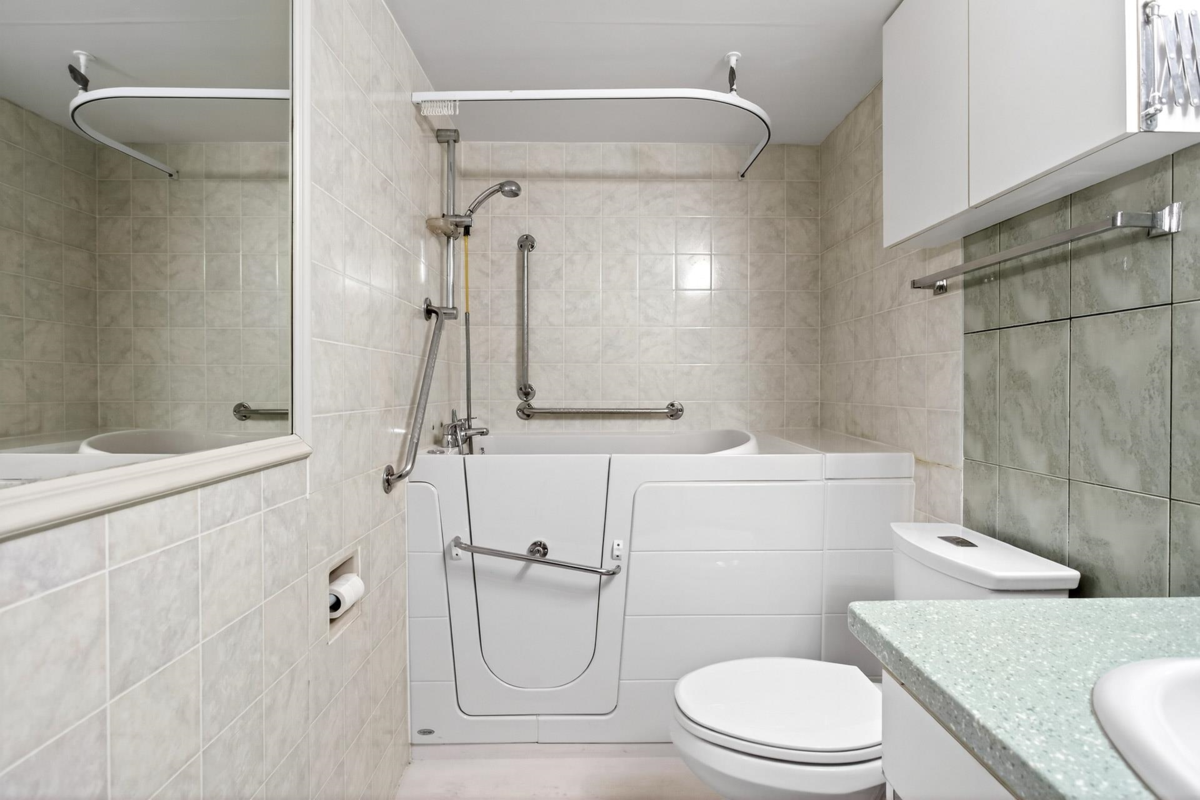 Swimming Pool Photo of 504 2024 Fullerton Avenue, North Vancouver, BC