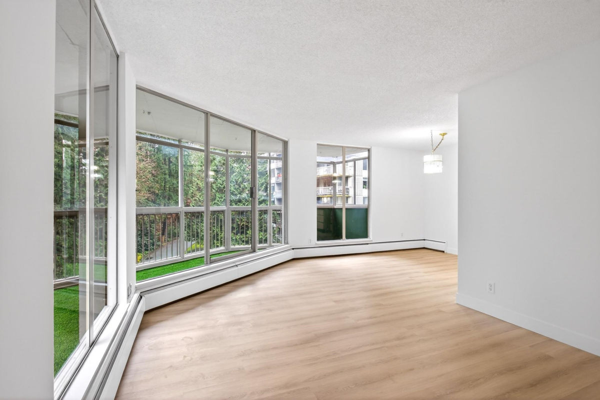 Walk-In Closet Photo of 504 2024 Fullerton Avenue, North Vancouver, BC