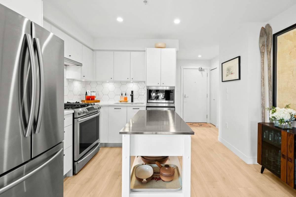 Kitchen Island Photo of 303 1519 Crown Street, North Vancouver, BC