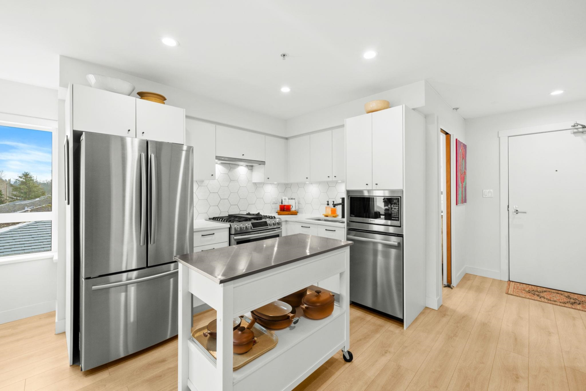 Kitchen Photo of 303 1519 Crown Street, North Vancouver, BC