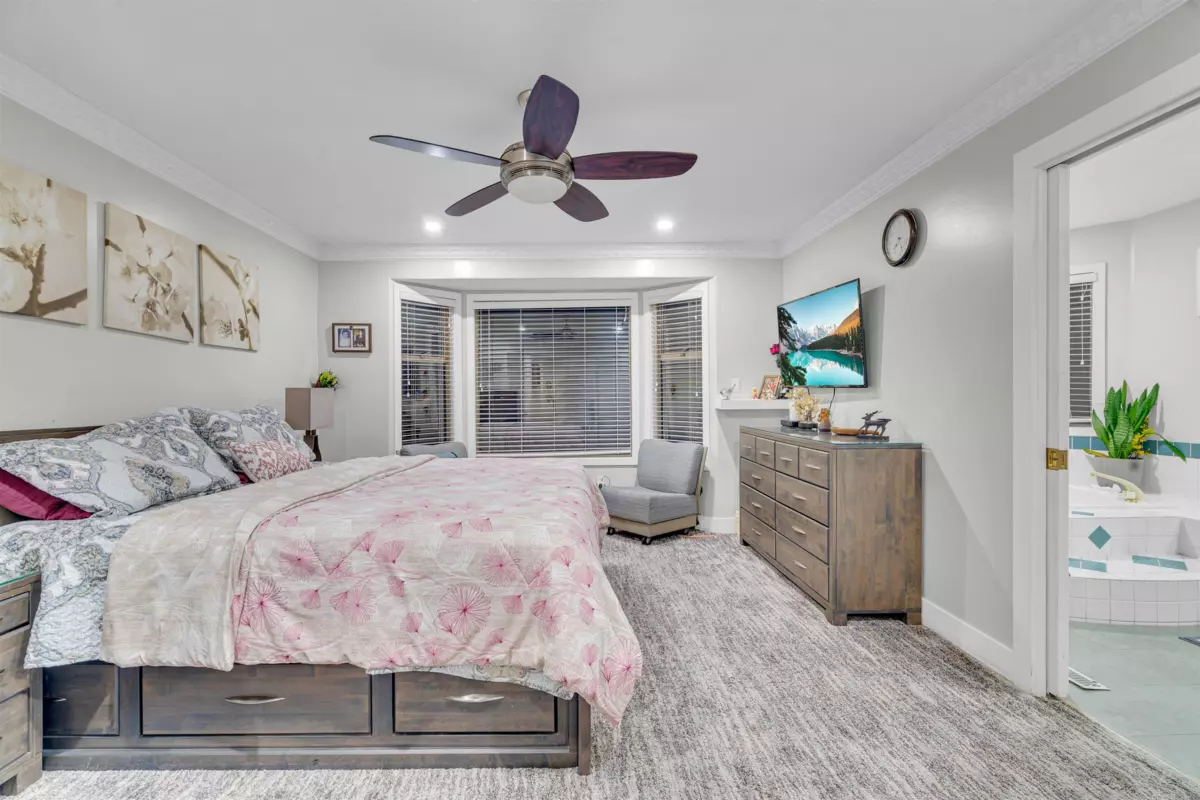 Entry Foyer Photo of 15656 92a Avenue, Surrey, BC