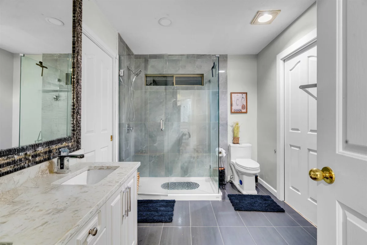 Laundry Room Photo of 15656 92a Avenue, Surrey, BC