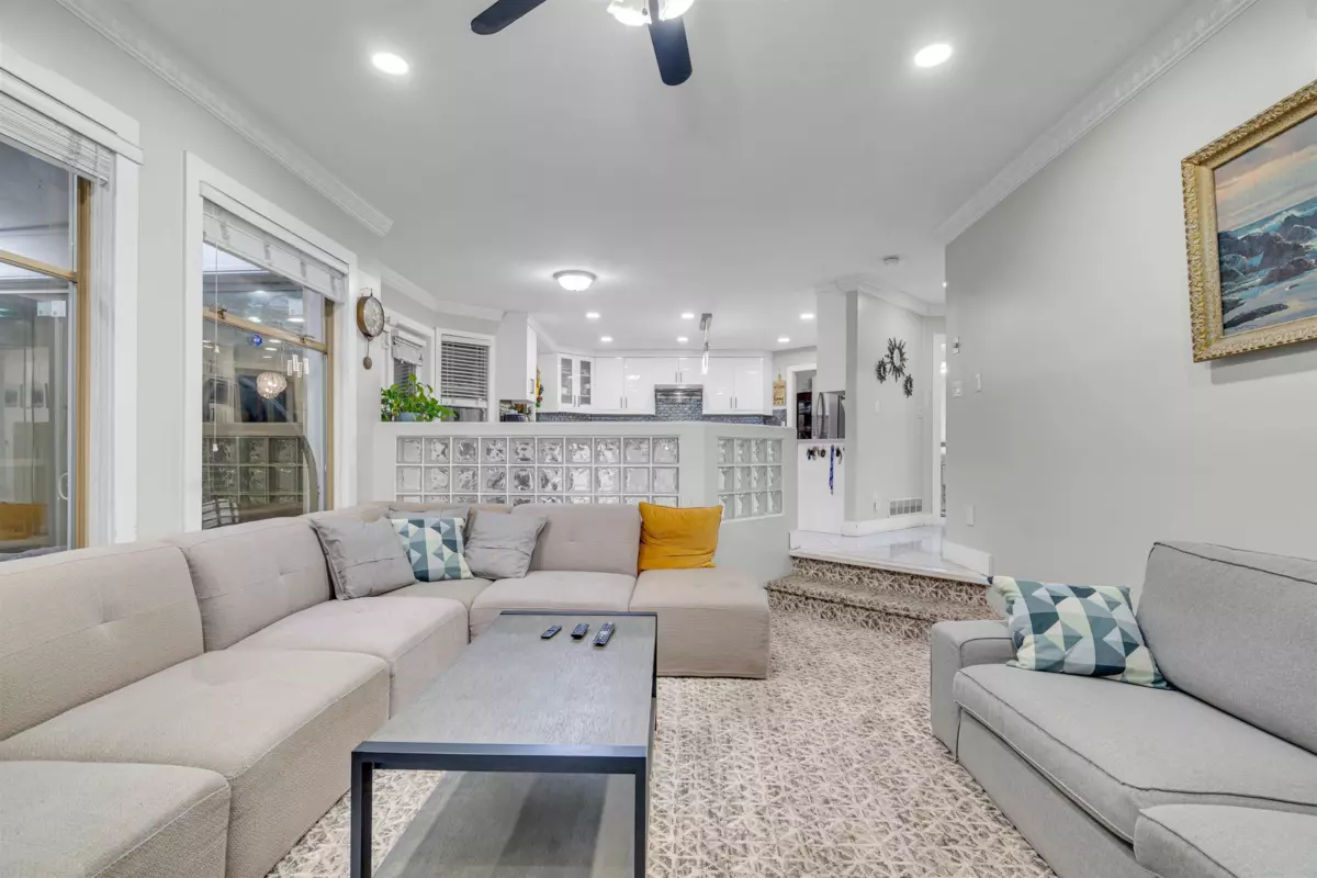 Primary Bathroom Photo of 15656 92a Avenue, Surrey, BC