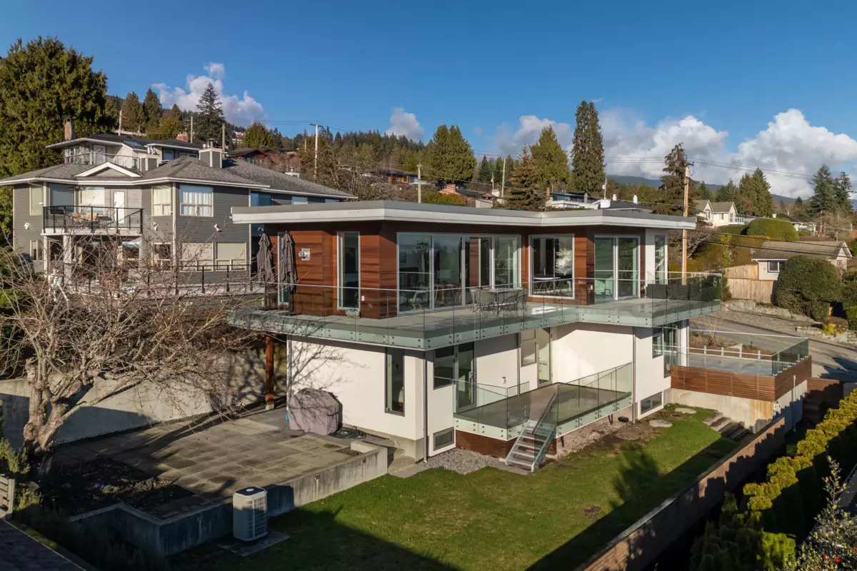 Fitness Center Photo Near 1715 22nd Street, West Vancouver, BC