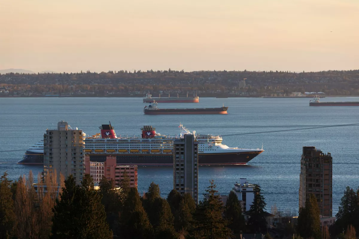 Kitchen Island Photo of 1715 22nd Street, West Vancouver, BC