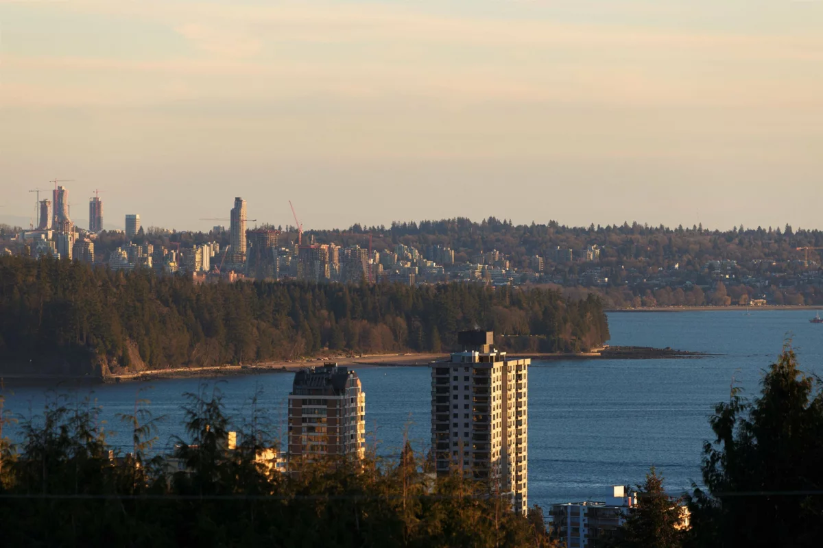 Kitchen Photo of 1715 22nd Street, West Vancouver, BC